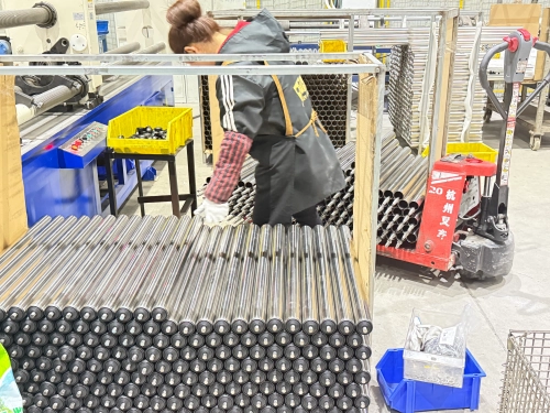 Controlled assembly process of conveyor rollers in factory