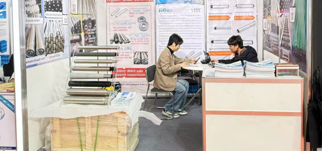 LEEV conveyor roller booth display at LogiMAT 2026