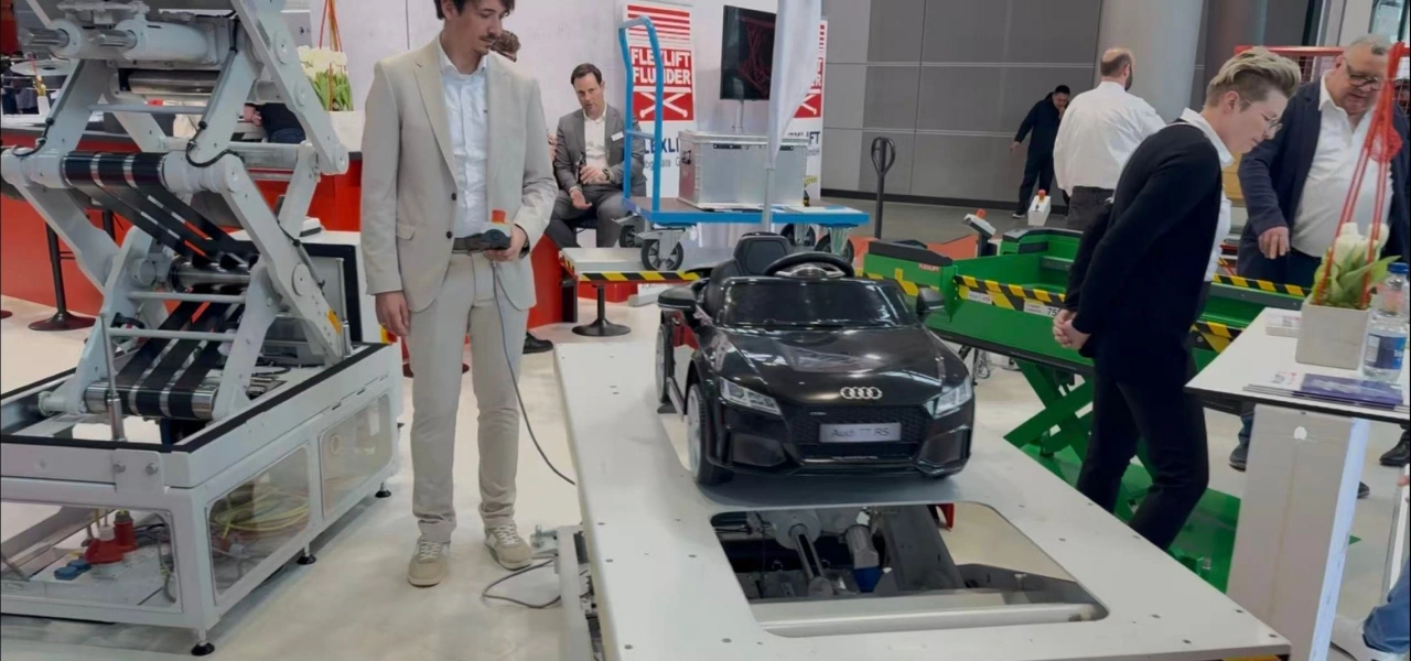 Material handling conveyor system demonstration at LogiMAT