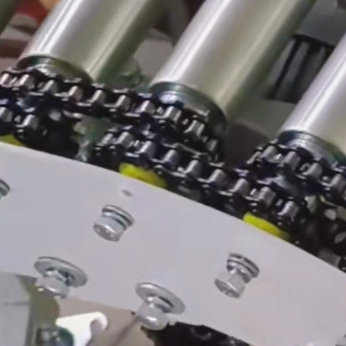 Sprocket drive tapered conveyor rollers with chain transmission structure