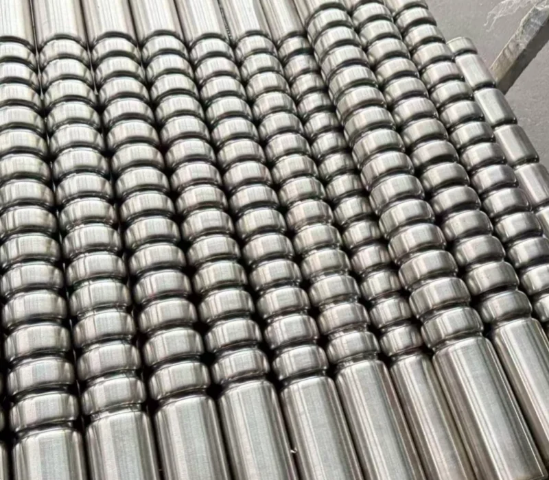 Multi-groove conveyor roller with several round belts on one steel tube